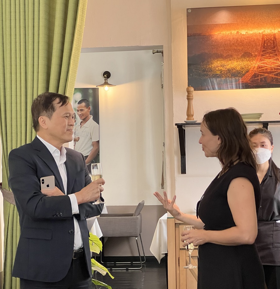 Madame Sophie Maysonnave - Conseillère de coopération et d'action culturelle rencontre Monsieur Nguyen Duc Vinh - CEO VPBank